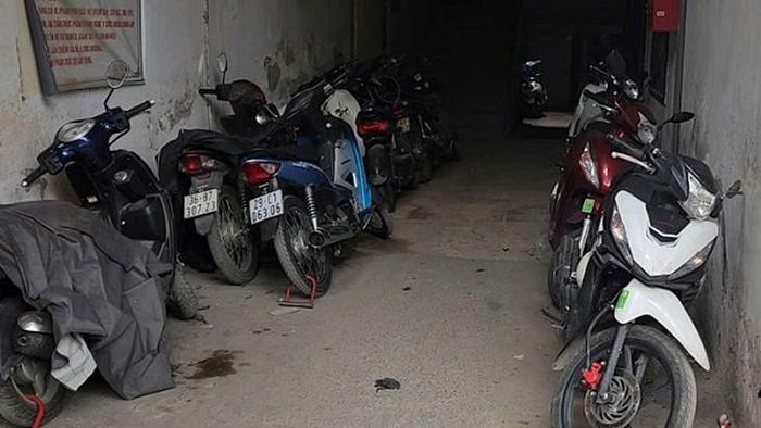 Để xe cả khu vực gầm cầu thang. Ảnh: V.A.
