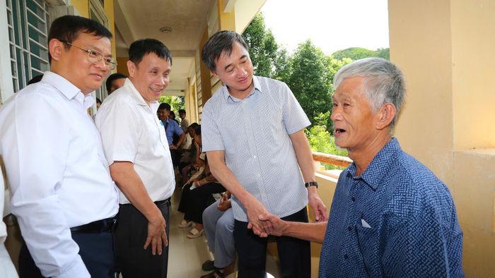 Thứ trưởng Bộ Y tế Trần Văn Thuấn trò chuyện, động viên người dân Huế đến khám sức khỏe miễn phí.