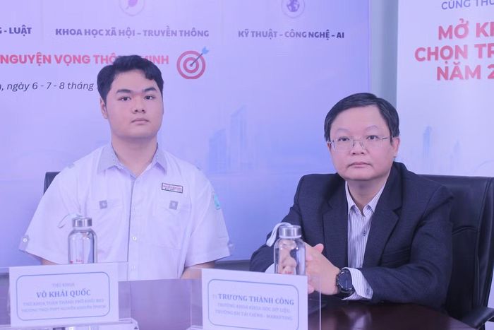 Tiến sĩ Trương Thành Công (bên trái) cùng bạn Võ Khải Quốc (bên phải) - Thủ khoa TP.HCM khối B03 - người sở hữu 2 điểm 10 môn Toán và Sinh học.