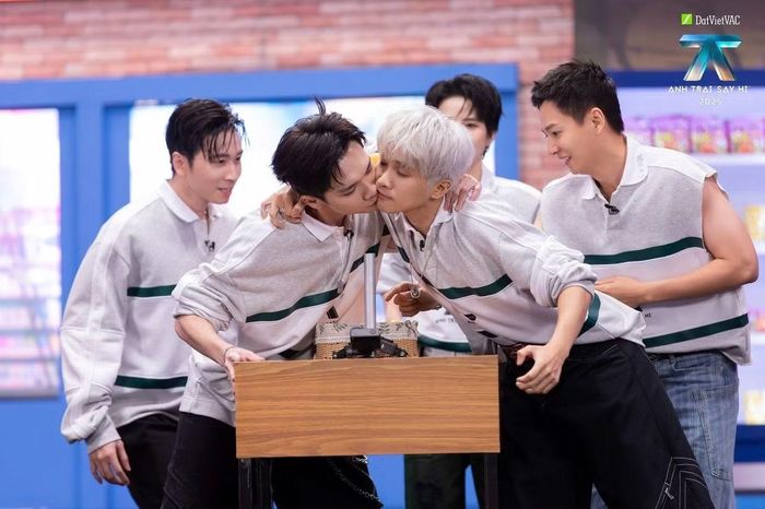 Người hâm mộ thích thú trước những tương tác đáng yêu của cả hai.