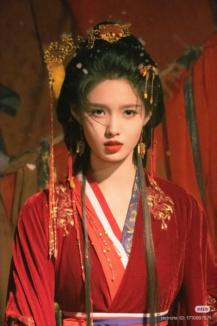 Cô mang lại vẻ trẻ trung hồn nhiên cho nhân vật.
