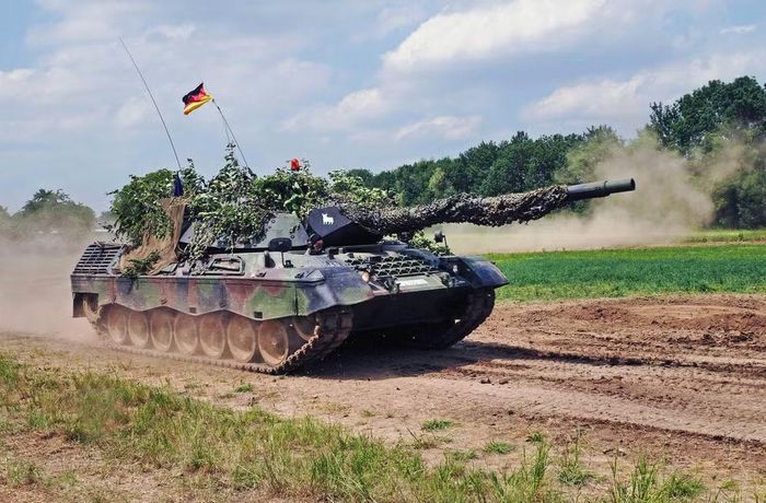 Cần lưu ý, Leopard 1 là loại xe tăng chiến đấu chủ lực được thiết kế và sản xuất tại Tây Đức, chính thức đi vào biên chế năm 1965.