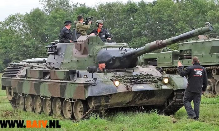 Đã từng có dự án trang bị pháo nòng trơn Rheinmetall 120 mm với chiều dài gấp 55 lần đường kính (L/55) tương đương với phiên bản Leopard 2A6 cho Leopard 1A5, tuy nhiên công việc chỉ dừng lại ở mẫu thử nghiệm.