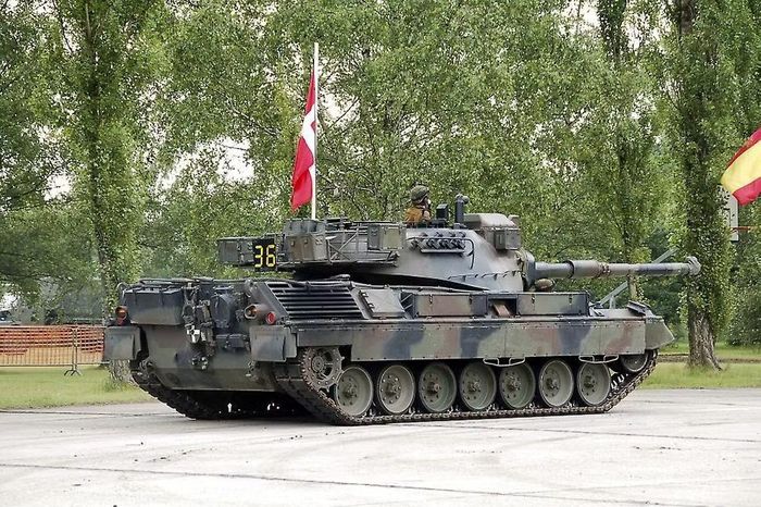 Năm 1980 một chương trình nghiên cứu cải tiến dành cho xe tăng Leopard 1 đã được tiến hành. Các phiên bản Leopard 1A1/A2 được trang bị hệ thống điều khiển hỏa lực mới cho phép tác chiến ban đêm và trong điều kiện thời tiết xấu.