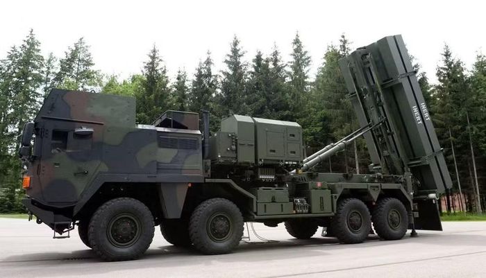 Radar MFCR của MEADS là loại quét mảng pha điện tử chủ động (AESA) hoạt động trên băng tần X, cung cấp khả năng theo dõi, phân biệt, phân loại chính xác mục tiêu để điều khiển tên lửa đến tiêu diệt.
