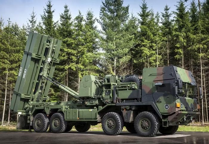 Tiếp theo, radar giám sát - SR cũng là loại AESA hoạt động trên băng sóng UHF, cho phép phát hiện từ xa các vật thể có tiết diện phản xạ thấp, độ cơ động cao. Radar này làm việc dưới tần số phát hiện của tên lửa chống bức xạ hiện đại.