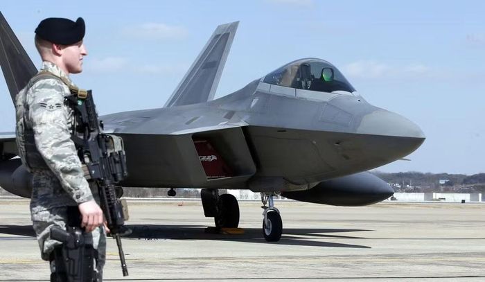 Việc F-22 rời Israel diễn ra trong bối cảnh Mỹ và Iran tiếp tục các cuộc tấn công đáp trả lẫn nhau. Iran cũng tiến hành các đòn tập kích nhằm vào mục tiêu tại Bahrain, Kuwait và Jordan sau các vụ việc liên quan đến tàu chở dầu ở eo biển Hormuz.