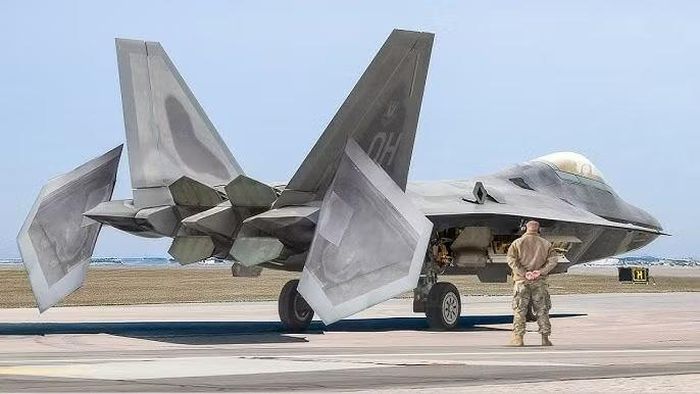 Trước đó, ngày 1/7, máy bay ném bom chiến lược B-52 Stratofortress cũng rời căn cứ RAF Fairford sau thời gian triển khai tiền phương phục vụ Chiến dịch Epic Fury. Một số loại máy bay chiến đấu khác đã quay trở về căn cứ.