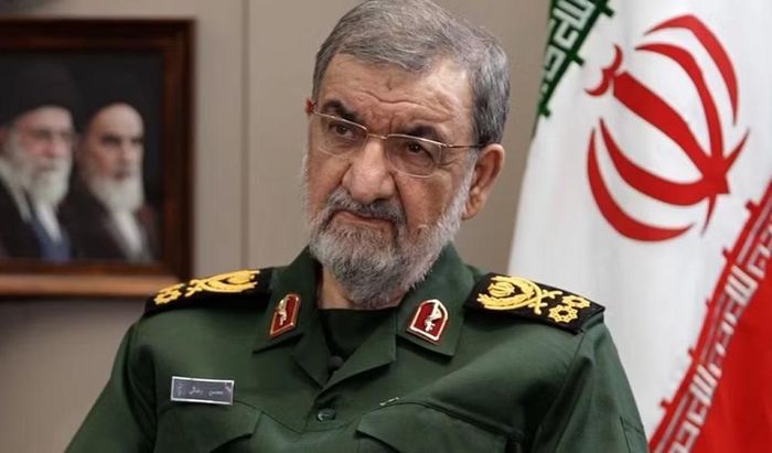 Ông Mohsen Rezaee, cố vấn của Lãnh tụ Tối cao Iran, ngày 12/7 tuyên bố eo biển Hormuz là tài sản chiến lược quan trọng bậc nhất của Tehran, thậm chí có giá trị răn đe lớn hơn hàng chục quả bom hạt nhân.