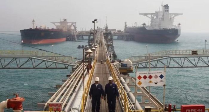 Tuy nhiên, căng thẳng trên eo biển Hormuz chưa bao giờ thực sự biến mất. Mỹ cùng Oman và Tổ chức Hàng hải Quốc tế (IMO) thiết lập tuyến hàng hải mới ở phía nam eo biển, trong khi Iran phản đối quyết liệt và cho rằng Washington đã vi phạm cam kết trong bản ghi nhớ.