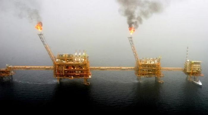 Dù vậy, Tehran vẫn gặp nhiều khó khăn trong khâu tiêu thụ. Một số khách hàng lớn vẫn thận trọng trước nguy cơ Mỹ tái áp đặt trừng phạt, trong khi nhiều bên chờ Iran giảm giá dầu trước khi ký hợp đồng.