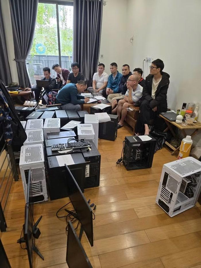 Cơ quan Công an kiểm tra, thu giữ nhiều thiết bị điện tử liên quan đến hoạt động của hệ thống.