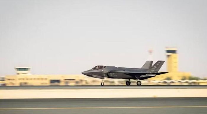 Hệ thống phòng thủ của Al Udeid được xây dựng nhiều lớp với các tổ hợp phòng không, radar cảnh giới, hầm trú ẩn kiên cố và mạng lưới bảo vệ dày đặc.