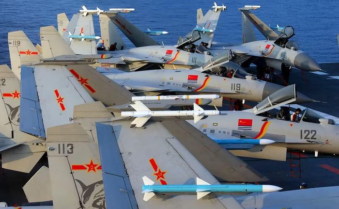 Máy bay chiến đấu J-15T được phát triển nhằm khai thác tối đa khả năng của tàu sân bay Phúc Kiến, tàu sân bay đầu tiên của Trung Quốc được trang bị hệ thống phóng máy bay điện từ EMALS.