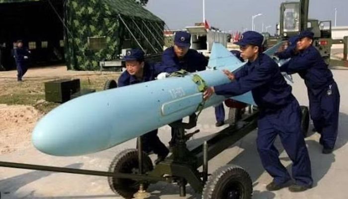Vũ khí có tầm bắn khoảng 180 km, mang đầu đạn xuyên giáp nổ mạnh nặng khoảng 163 kg.