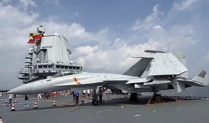 Trước đây, các máy bay chiến đấu J-15 hoạt động theo cấu hình STOBAR thường chỉ mang tối đa 2 tên lửa chống hạm YJ-83K cùng 4 tên lửa không đối không, hoặc mang 4 tên lửa không đối không tầm trung PL-12 và 2 tên lửa không đối không tầm ngắn PL-8B khi thực hiện nhiệm vụ phòng không.