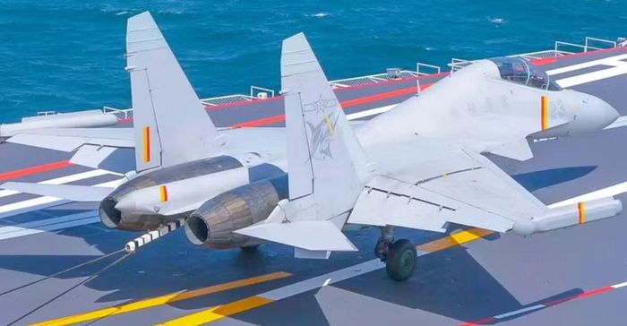 Đây là lần đầu tiên cấu hình vũ khí này được ghi nhận trên một máy bay J-15T hoạt động từ tàu sân bay.
