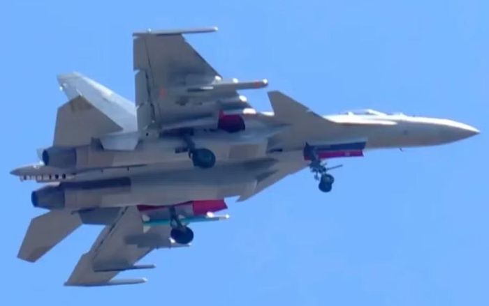 Trước đây, nguyên mẫu J-15T mới chỉ được ghi nhận mang một đạn huấn luyện YJ-83K cùng một tên lửa không đối không trong các chuyến bay thử nghiệm.