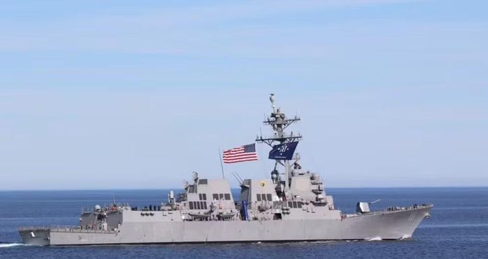 Riêng tàu khu trục mang tên lửa dẫn đường USS Spruance được triển khai cùng USS Abraham Lincoln và cũng duy trì thời gian hoạt động trên biển gần tương đương.