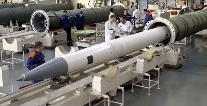 Theo số liệu được dẫn lại, Nga hiện sản xuất khoảng 800 tên lửa đạn đạo mỗi năm, trong khi Mỹ chỉ chế tạo khoảng 600 tên lửa đánh chặn Patriot.