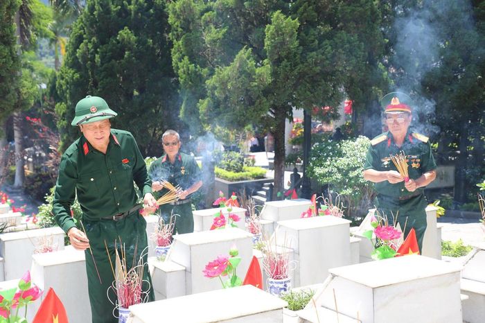 Các cựu chiến binh dâng hương tại Nghĩa trang Liệt sĩ Quốc gia Vị Xuyên, bày tỏ lòng biết ơn sâu sắc đối với những anh hùng liệt sĩ đã hy sinh trong cuộc chiến đấu bảo vệ biên giới phía Bắc. Ảnh: Nguyễn Quân.