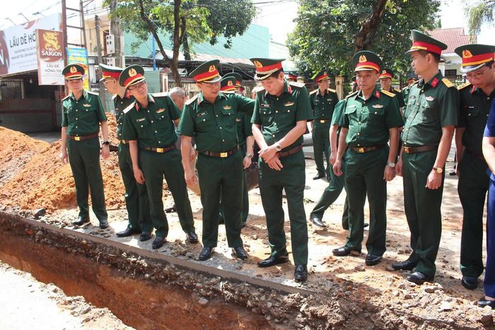 Thượng tướng Nguyễn Văn Gấu kiểm tra khu vực nơi tìm hài cốt liệt sĩ tại Quảng Ngãi. Ảnh: BT.