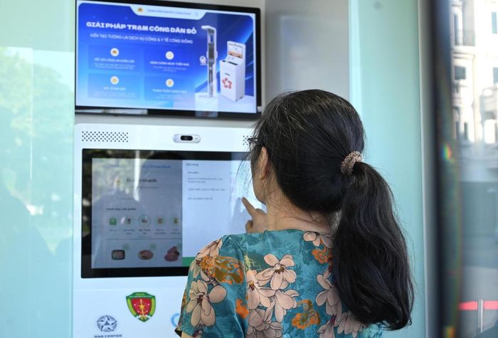 Chính phủ quy định ngày 15/10 hằng năm là Ngày Công dân số Việt Nam. Trong ảnh, người dân TP Hồ Chí Minh trải nghiệm dịch vụ tại Trạm Công dân số, hoàn toàn miễn phí gần nhà. Ảnh: L.C