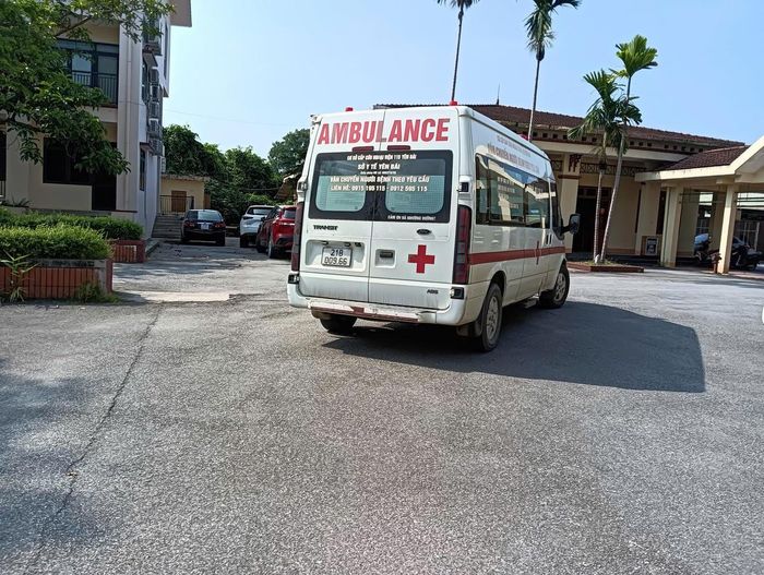 Xe cứu thương xuất hiện tại khu vực Sở Nông nghiệp và Môi trường tỉnh Lào Cai. Ảnh: Văn Đức.