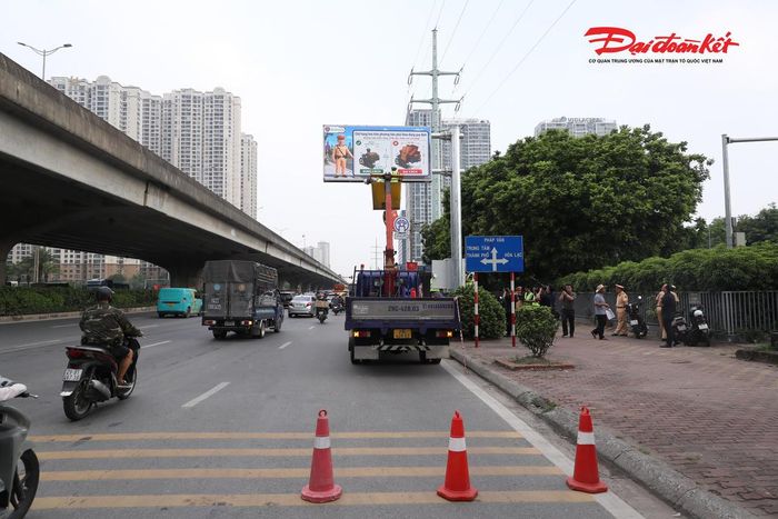 Bên cạnh đó, khi xảy ra mưa lớn hoặc ngập úng cục bộ, hệ thống cũng sẽ nhanh chóng cập nhật thông tin, cảnh báo các khu vực bị ảnh hưởng, giúp người điều khiển phương tiện tránh những tuyến đường ngập sâu hoặc lưu thông khó khăn.