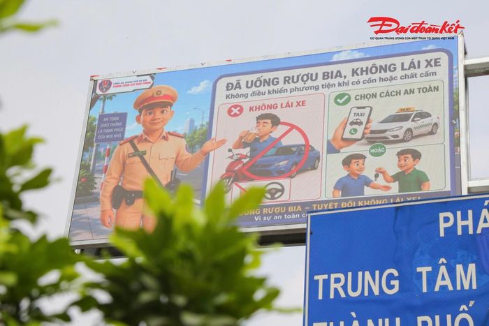 Theo Phòng CSGT, toàn bộ hệ thống màn hình LED được kết nối trực tiếp với Trung tâm điều khiển giao thông Hà Nội. Nhờ đó, các thông tin về tình hình giao thông sẽ được cập nhật liên tục theo thời gian thực, giúp người tham gia giao thông dễ dàng nắm bắt diễn biến trên các tuyến đường.