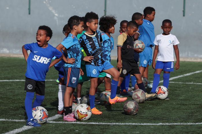  Dù đang được đầu tư, bóng đá Cape Verde vẫn phải đối mặt với nhiều khó khăn về tài chính. Ảnh: Reuters. 