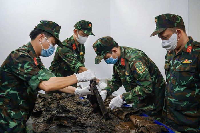 Lực lượng tìm kiếm hiện trường bóc tách từng lớp đất để quy tập hài cốt ở công viên Lê Thị Riêng. Ảnh: Hoài Bảo. 