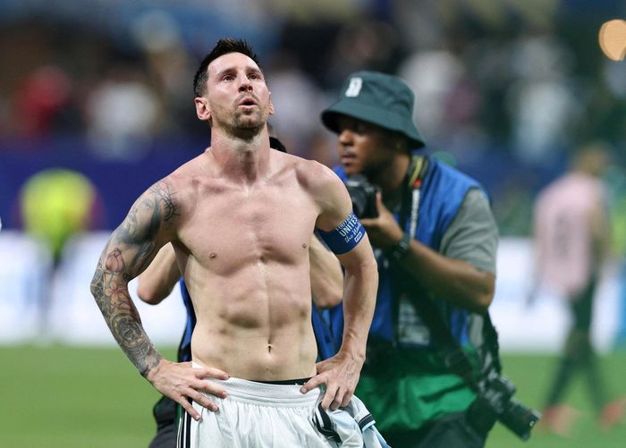  Năm 2019, Messi thừa nhận việc duy trì phong độ ở giai đoạn cuối sự nghiệp đòi hỏi sự thay đổi lớn trong lối sống. "Cơ thể quyết định tất cả. Khi tuổi tác tăng lên, bạn phải chăm sóc bản thân nhiều hơn trước", tiền đạo Argentina chia sẻ trong cuộc phỏng vấn với Marca. Ảnh: Reuters. 