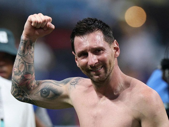  Chuyên gia dinh dưỡng Giuliano Poser, người từng đồng hành cùng Messi trong giai đoạn anh khoác áo Barcelona, từng tiết lộ với nhiều tờ báo Tây Ban Nha rằng ngôi sao Argentina đặc biệt chú trọng chất lượng giấc ngủ và thời gian hồi phục. Đây là yếu tố quan trọng giúp anh duy trì phong độ đỉnh cao trong nhiều năm. Ảnh: Reuters. 