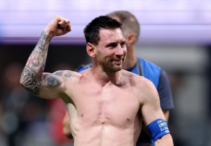  Trong nhiều năm qua, Messi đã thay đổi đáng kể chế độ tập luyện và sinh hoạt. Theo Men's Health, ngôi sao người Argentina dành nhiều thời gian cho các bài tập sức mạnh nhằm bảo vệ khối cơ. Anh tập trung vào vùng thân giữa để tăng khả năng giữ thăng bằng. Đây là nhóm cơ đóng vai trò quan trọng với những cầu thủ thường xuyên đổi hướng và rê bóng ở tốc độ cao. Ảnh: Reuters. 
