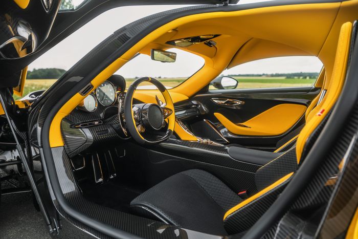  Zenvo Aurora Tur có khả năng tăng tốc từ 0 lên 100 km/h trong 2,3 giây, 0-300 km/h trong 9 giây và 0-400 km/h trong 17 giây, trước khi đạt tốc độ tối đa 420 km/h. 