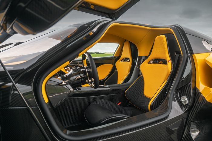  Bộ ghế đua bucket seat được làm từ sợi carbon với bề mặt da cao cấp có thể cá nhân hóa theo yêu cầu của khách hàng. 