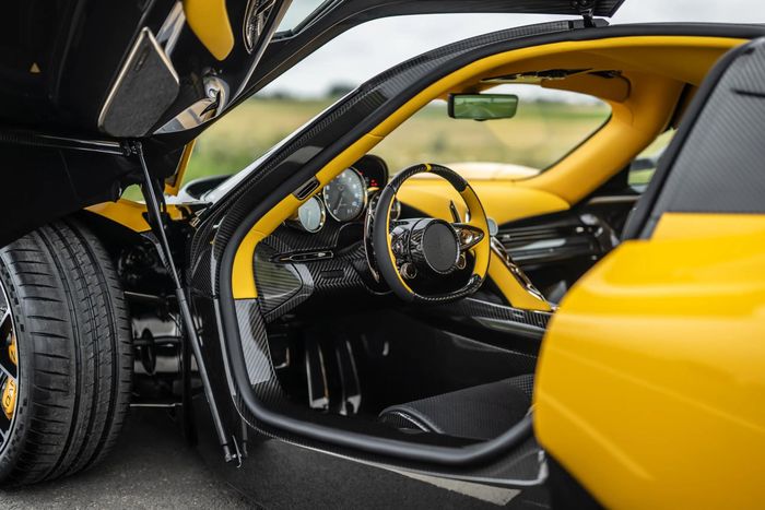  Zenvo Aurora Tur sử dụng cấu hình 2 chỗ ngồi cùng động cơ đặt giữa. Siêu xe này được nâng cấp cơ cấu cửa cánh bướm, thay vì cửa truyền thống của ST1 hay TS1 GT. 