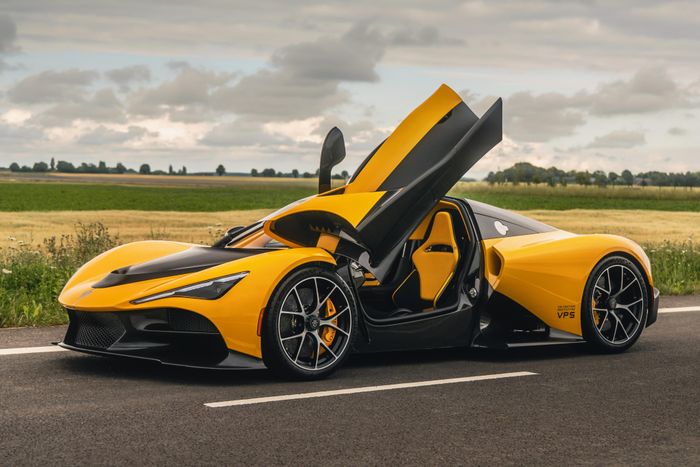  Tên gọi của siêu xe Zenvo Aurora Tur lấy cảm hứng từ hiện tượng "aurora borealis" (Bắc cực quang). Toàn bộ phần thân vỏ được làm bằng chất liệu carbon composite bền và nhẹ. 