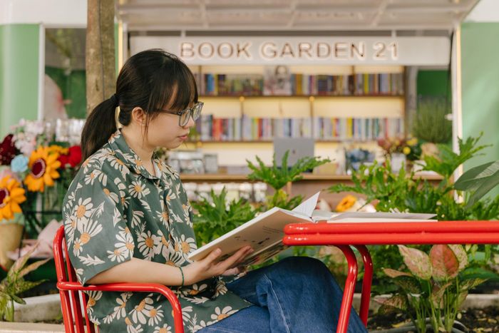  Giữa trung tâm thành phố, Book Garden 21 cung cấp các khu vực ngồi đọc yên tĩnh. Nhiều bạn trẻ lựa chọn nơi đây làm không gian học tập và thư giãn dưới bóng cây xanh mát. 