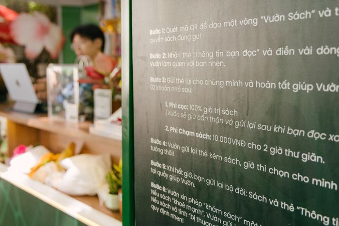  Mô hình mượn sách tại đây được vận hành chuyên nghiệp. Độc giả thực hiện quét mã QR để truy cập danh mục, nhận thẻ thông tin và đóng phí mượn tại chỗ 10.000 đồng/ 2 giờ. Để đảm bảo, bạn đọc cần đặt cọc 100% giá trị cuốn sách và gửi lại sau khi đọc xong. 