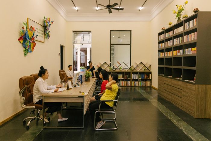  Trụ sở của Nhà văn hóa Thanh Niên TP.HCM trước đây nằm ở số 4 đường Phạm Ngọc Thạch, là nơi diễn ra nhiều hoạt động văn hóa - giải trí nổi bật của giới trẻ TP.HCM. Tạm thời dời về số 21 cùng tuyến đường để trụ sở cũ được nâng cấp, Nhà văn hóa này vẫn là nơi tập trung đông đảo giới trẻ, đặc biệt là khu vực quán cà phê với không gian xanh và kiến trúc Pháp được ví như "lâu đài" giữa TP.HCM. 