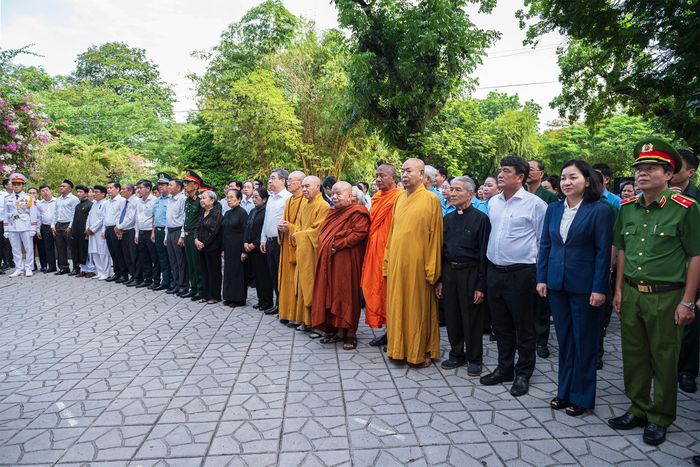  Trong không khí trang nghiêm, các đại biểu dành phút mặc niệm, thành kính dâng hoa, dâng hương tưởng nhớ các Anh hùng liệt sĩ. 