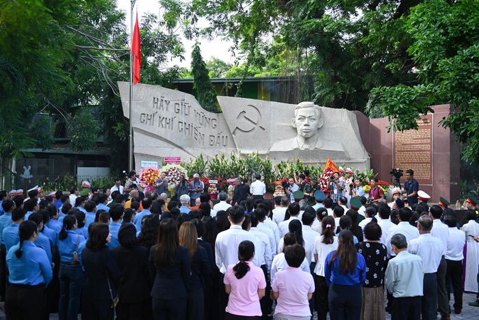  Đoàn do ông Nguyễn Phước Lộc - Ủy viên Ban Chấp hành Trung ương Đảng, Phó Bí thư Thành ủy, Chủ tịch Ủy ban MTTQ Việt Nam TP.HCM - làm trưởng đoàn. Tham dự còn có đại diện lãnh đạo Thành ủy, HĐND, UBND TP.HCM; Ban Thường trực Ủy ban MTTQ Việt Nam TP.HCM; lãnh đạo các sở, ban, ngành, các tổ chức chính trị - xã hội, lực lượng vũ trang thành phố cùng đại diện các hội, câu lạc bộ truyền thống và một số địa phương, đơn vị. 