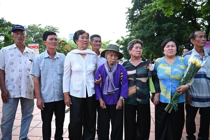  Đến viếng các Anh hùng liệt sĩ tại công viên sáng 13/7 có gia đình thân nhân liệt sĩ Huỳnh Văn Quên và bà Nguyễn Thị Lệ (áo tím, chính giữa), người phụ nữ đợi ông Quên suốt gần 60 năm. Nói với Tri Thức - Znews, bà Lệ không giấu được sự xúc động. Bà cùng gia đình ông Quên mong đợi kết quả đối chiếu ADN từng ngày để xác định người được tìm thấy hài cốt ở rãnh mộ công viên Lê Thị Riêng có phải thân nhân hay không. 