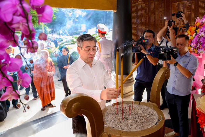  Chủ tịch Ủy ban MTTQ Việt Nam TP.HCM Nguyễn Phước Lộc dâng hương tại Nhà tưởng niệm liệt sĩ quận 10, bên trong Công viên Văn hóa Lê Thị Riêng. 