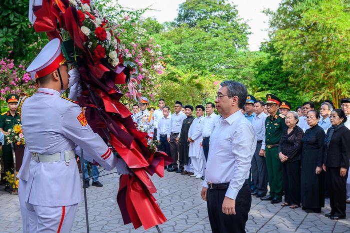  Những nén hương được thắp lên tại khu vực đang triển khai công tác tìm kiếm, quy tập hài cốt liệt sĩ thể hiện sự tri ân của Đảng bộ, chính quyền và nhân dân TP.HCM đối với những người đã cống hiến trọn đời cho Tổ quốc. 