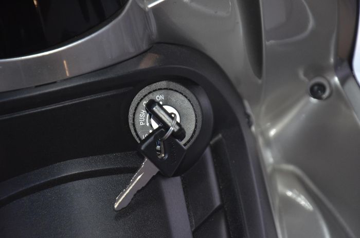 Mẫu xe số thể thao của Yamaha sử dụng chìa khóa cơ, khởi động điện bằng nút bấm hoặc bằng cần đạp.