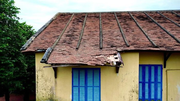  Mái nhà bị xuống cấp nghiêm trọng. 