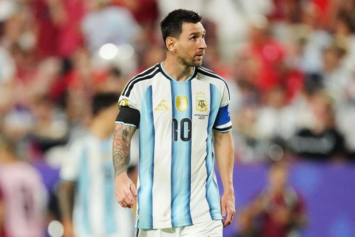  Logo Argentina nổi bật với ba chữ AFA, viết tắt của Asociacíon del Fútbol Argentino, tức Liên đoàn Bóng đá Argentina. Hai nhánh nguyệt quế bao quanh tượng trưng cho chiến thắng và vinh quang, còn màu xanh da trời, trắng và vàng lấy cảm hứng từ quốc kỳ cùng màu áo truyền thống của đội tuyển. Ảnh: Denny Medley/Reuters. 